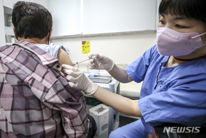 [서울=뉴시스] 정병혁 기자 = 60세 이상 고령자에 대한 4차 접종이 시작된 지난달 14일 오전 서울 은평구 청구성심병원을 찾은 어르신이 코로나19 화이자 4차 백신접종을 받고 있다. 2022.04.14. jhope@newsis.com