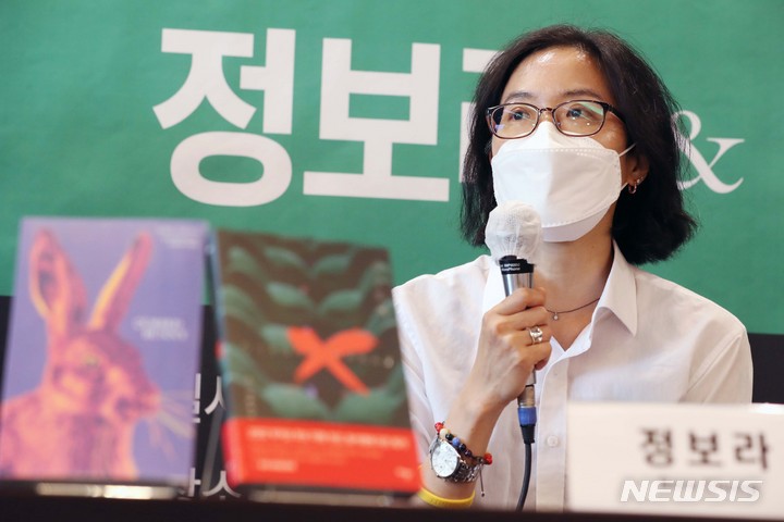 [서울=뉴시스] 박진희 기자 = 인터내셔널 부커상 최종 후보 '저주토끼' 번역가 안톤 허가 14일 서울 중구 프레스센터에서 기자간담회를 하고 있다. 2022.04.14. pak7130@newsis.com