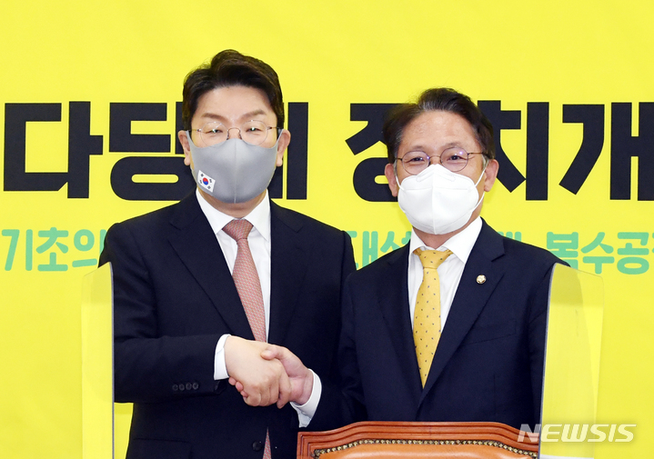 [서울=뉴시스] 최진석 기자 = 배진교(오른쪽) 정의당 원내대표가 14일 오전 국회 원내대표실을 예방한 권성동 국민의힘 신임 원내대표와 악수하고 있다. (공동취재사진) 2022.04.14. photo@newsis.com