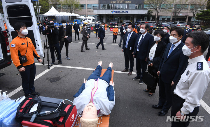 [서울=뉴시스] 인수위사진기자단 = 이용호 대통령직인수위원회 정무사법행정분과 간사가 14일 서울 중구 서울소방본부 서울종합방재센터를 방문해 중형(음압)구급차 등 구급장비 시연을 참관하고 있다. 2022.04.14. photo@newsis.com