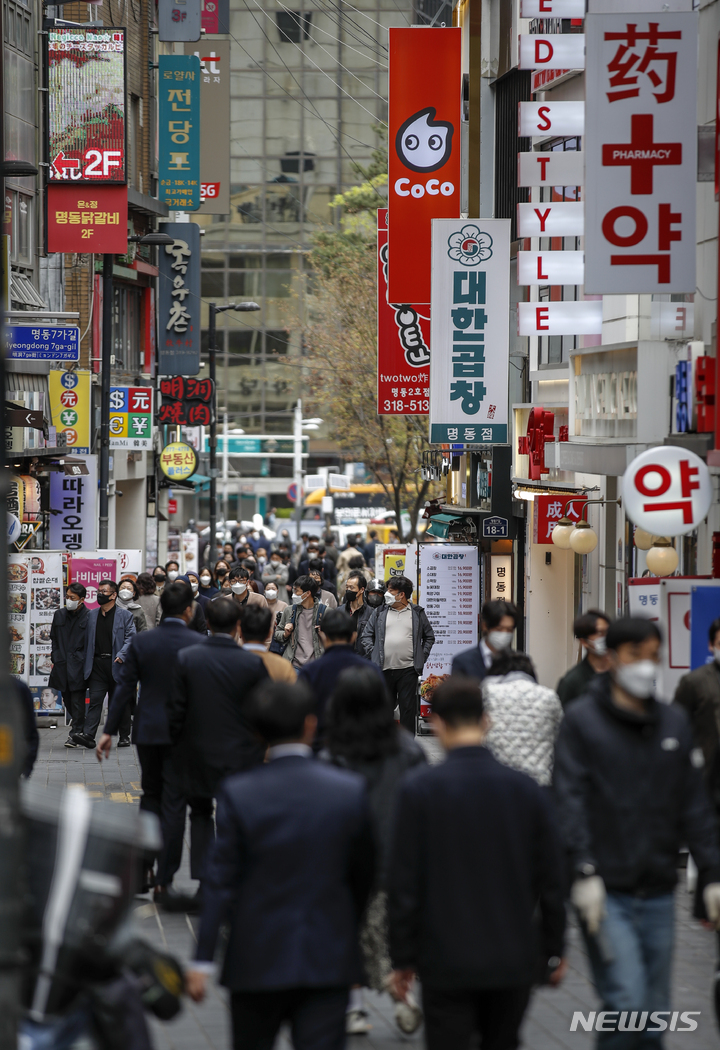 [서울=뉴시스] 정병혁 기자 = 14일 오후 서울 중구 명동에서 마스크를 쓴 시민들이 이동하고 있다. 2022.04.14. jhope@newsis.com