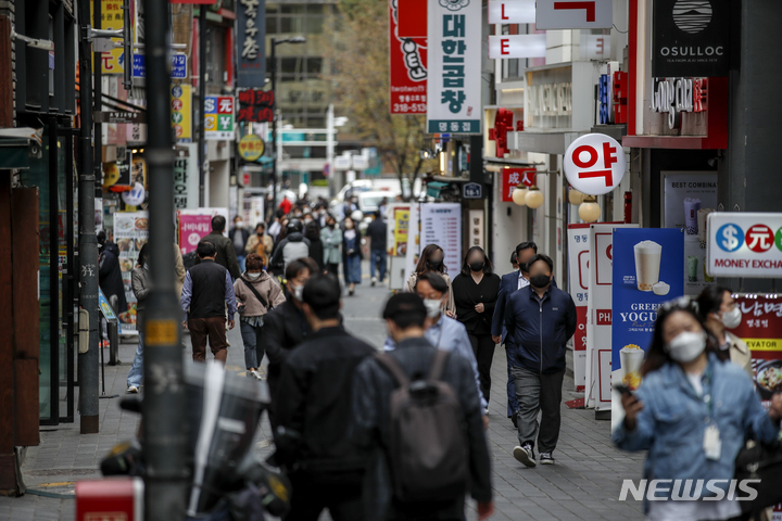 [서울=뉴시스] 정병혁 기자 = 14일 오후 서울 중구 명동에서 마스크를 쓴 시민들이 이동하고 있다. 2022.04.14. jhope@newsis.com