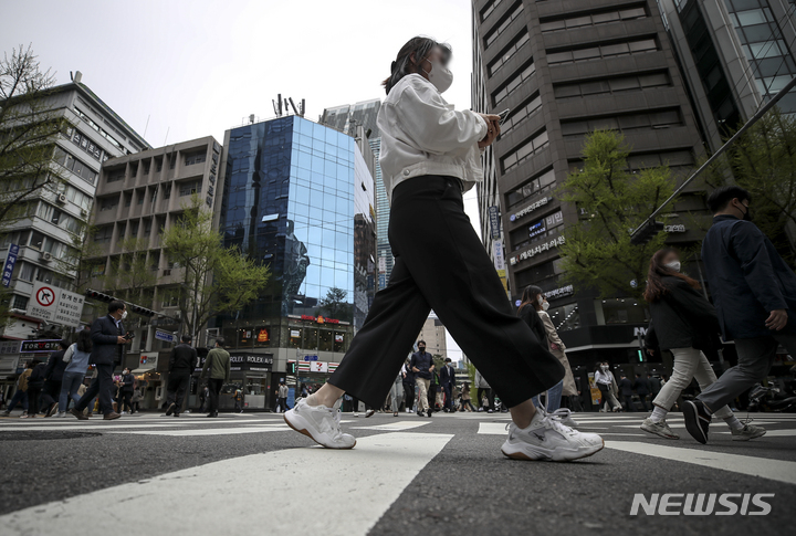 [서울=뉴시스] 정병혁 기자 = 지난 14일 오후 서울 중구 서울시청 인근에서 마스크를 쓴 시민들이 이동하고 있다. 2022.04.14. jhope@newsis.com