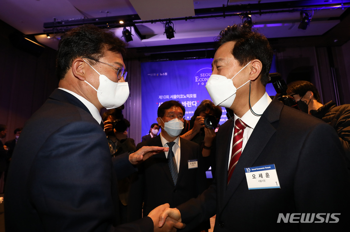 [서울=뉴시스] 국회사진기자단 = 오세훈 서울시장과 송영길 더불어민주당 전 대표가 14일 오전 서울 여의도 페어몬트호텔에서 열린 "새 정부에 바란다" 윤석열 시대, 국가 대전환과 혁신비전 전략 '제10회 서울이코노믹포럼'에서 인사를 나누고 있다. 2022.04.14. photo@newsis.com