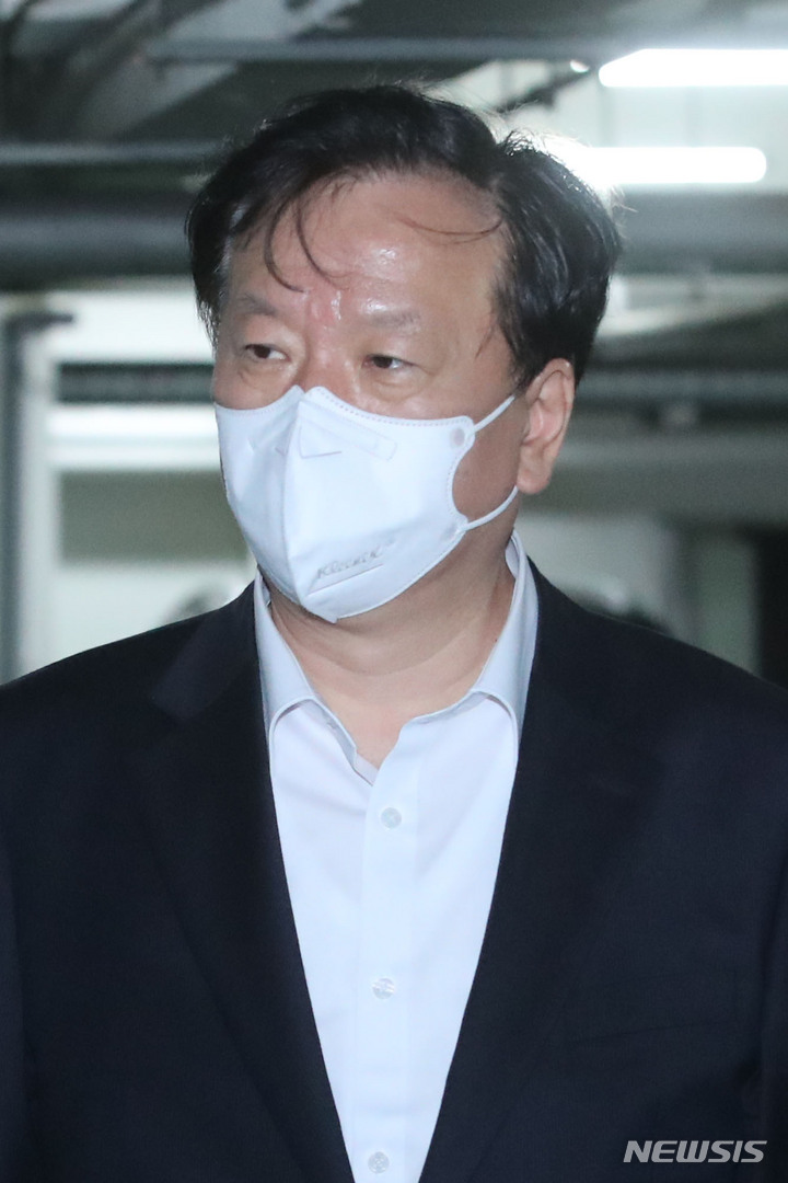 [서울=뉴시스] 권창회 기자 = 정호영 보건복지부 장관 후보자가 14일 오후 점심식사를 마친 뒤 서울 서대문구 국민연금공단 서울북부지역본부에 마련된 청문회 준비 사무실로 향하고 있다. 2022.04.14. kch0523@newsis.com