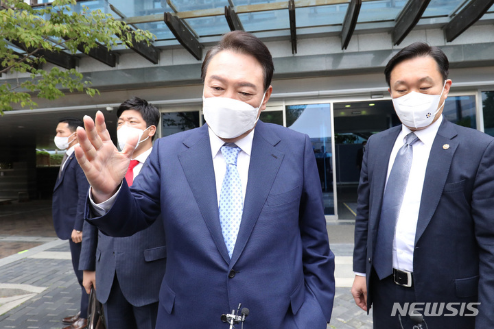 [서울=뉴시스] 인수위사진기자단 = 윤석열 대통령 당선인이 14일 오후 서울 종로구 통의동 대통령직인수위원회 사무실로 들어서던 중 취재진 질문에 답하고 있다. 2022.04.14. photo@newsis.com