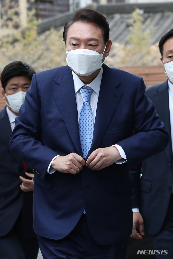 [서울=뉴시스] 인수위사진기자단 = 윤석열 대통령 당선인이 14일 오후 서울 종로구 통의동 대통령직인수위원회 사무실로 들어서고 있다. 2022.04.14. photo@newsis.com