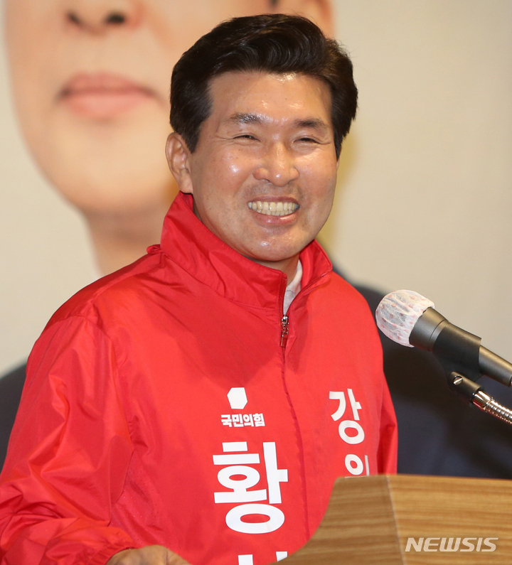 [춘천=뉴시스] 김경목 기자 = 14일 오후 황상무 국민의힘 강원도지사 후보가 강원 춘천시 선거사무소에서 중앙당 공천관리위원회에서 자신을 단수 추천으로 후보 확정을 짓자 입장문을 발표하고 있다. 기자회견 중 기쁜 표정을 보였다. 2022.04.14. photo31@newsis.com