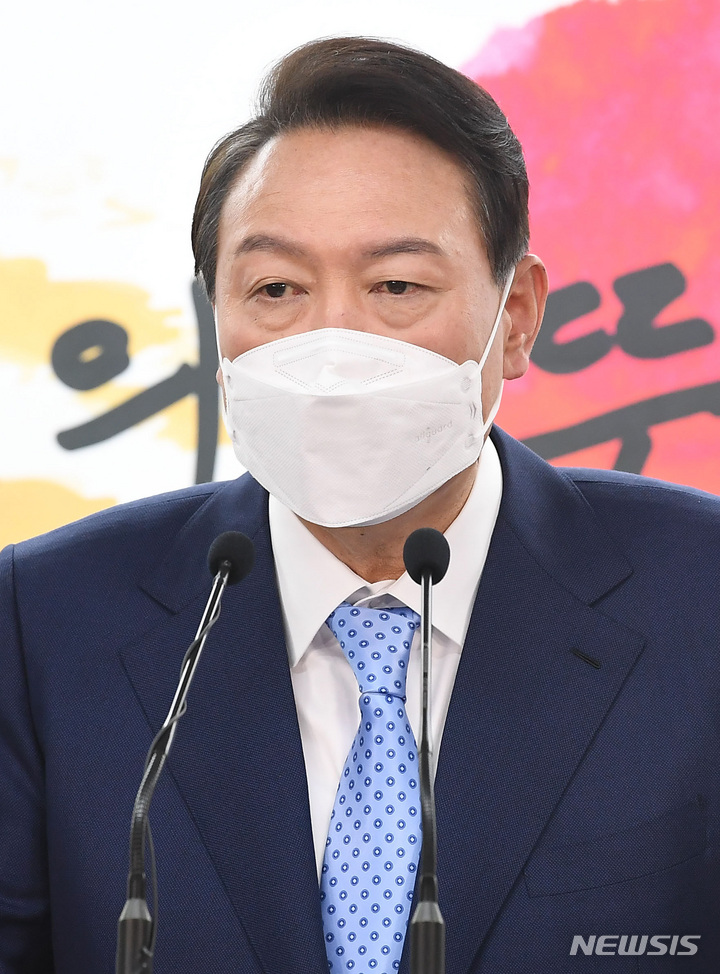 [서울=뉴시스] 인수위사진기자단 = 윤석열 대통령 당선인이 14일 오후 서울 종로구 통의동 대통령직인수위원회 브리핑룸에서 추가 내각 인선 발표를 하고 있다. 이날 윤 당선인은 고용노동부 장관에 이정식 전 노사발전재단 사무총장, 농림축산식품부 장관에 정황근 전 농촌진흥청장을 발탁했다. 2022.04.14. photo@newsis.com