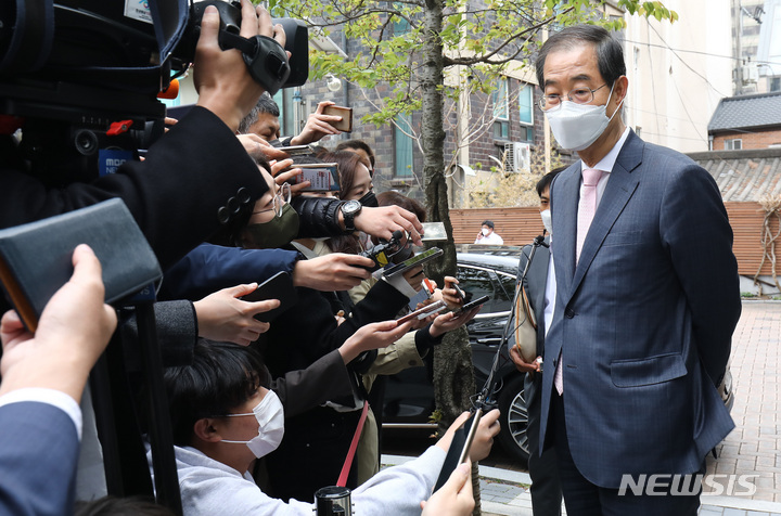 [서울=뉴시스] 인수위사진기자단 = 한덕수 국무총리 후보자가 14일 오후 서울 종로구 통의동 대통령직인수위원회 사무실을 나서며 취재진의 질문에 답하고 있다. 2022.04.14. photo@newsis.com
