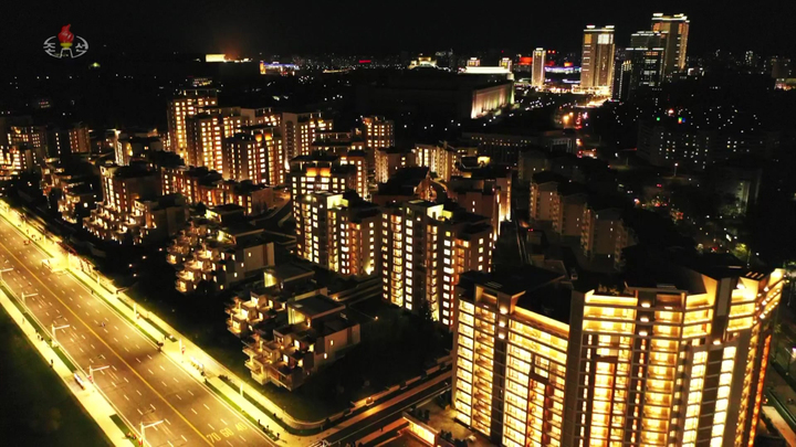 [서울=뉴시스] 북한 조선중앙TV는 김정은 북한 국무위원장이 김일성 110회 생일을 앞두고 새로 조성된 평양 고급 주택지구 준공식에 참석했다고 조선중앙통신이 14일 보도했다. (사진=조선중앙TV 캡처) 2022.04.14. photo@newsis.com *재판매 및 DB 금지