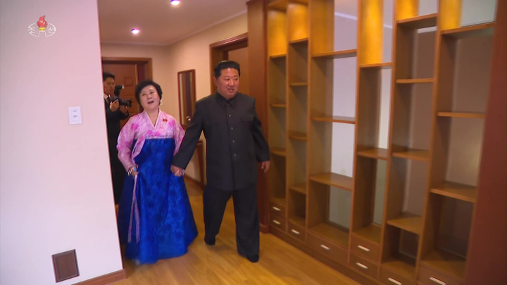 [서울=뉴시스] 북한 조선중앙TV는 김정은 북한 국무위원장이 김일성 110회 생일을 앞두고 새로 조성된 평양 고급 주택지구 준공식에 참석했다고 조선중앙통신이 14일 보도했다. 김정은 국무위원장이 조선중앙TV 리춘희 아나운서에게 선사한 집을 둘러보고 있다. (사진=조선중앙TV 캡처) 2022.04.14. photo@newsis.com *재판매 및 DB 금지