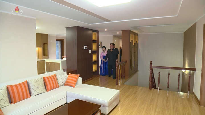 [서울=뉴시스] 북한 조선중앙TV는 김정은 북한 국무위원장이 김일성 110회 생일을 앞두고 새로 조성된 평양 고급 주택지구 준공식에 참석했다고 조선중앙통신이 14일 보도했다. 김정은 국무위원장이 조선중앙TV 리춘희 아나운서에게 선사한 집을 둘러보고 있다. (사진=조선중앙TV 캡처) 2022.04.14. photo@newsis.com *재판매 및 DB 금지