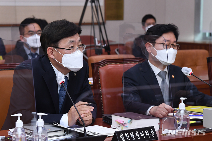 [서울=뉴시스] 김선웅 기자 = 14일 서울 여의도 국회에서 열린 법제사법위원회에서 김형두 법원행정처 차장이 의원들의 질의에 답하고 있다. 오른쪽은 박범계 법무부 장관. (공동취재사진) 2022.04.14. photo@newsis.com