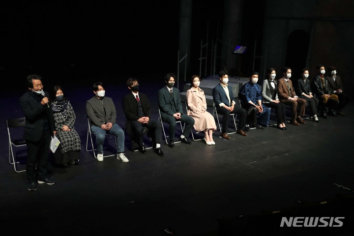 [서울=뉴시스] 박진희 기자 = 유인택(왼쪽) 예술의전당 사장과 음악극 '상하이 1932-34' 연출진, 출연 배우들이 14일 서울 중구 동국대 이해랑예술극장에서 열린 프레스콜을 마치고 기자단담회를 하고 있다. 음악극 '상하이 1932-34'는 조선인 출신 영화황제 '김염'과 중국국가 작곡가 '니에얼'의 우정과 혁명 이야기이다. 2022.04.14. pak7130@newsis.com