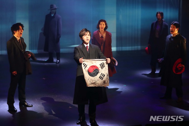 [서울=뉴시스] 박진희 기자 = 예술의전당 음악극 '상하이 1932-34' 출연 배우들이 14일 서울 중구 동국대 이해랑예술극장에서 프레스콜을 하고 있다. 음악극 '상하이 1932-34'는 조선인 출신 영화황제 '김염'과 중국국가 작곡가 '니에얼'의 우정과 혁명 이야기이다. 2022.04.14. pak7130@newsis.com