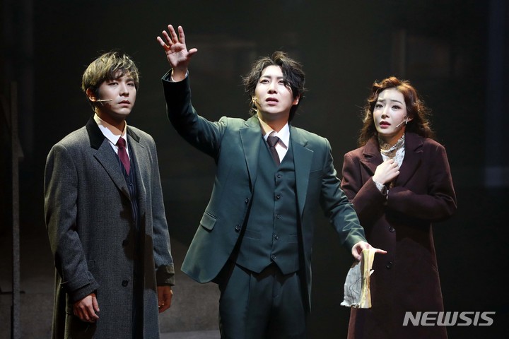 [서울=뉴시스] 박진희 기자 = 예술의전당 음악극 '상하이 1932-34' 출연 배우들이 14일 서울 중구 동국대 이해랑예술극장에서 프레스콜을 하고 있다. 음악극 '상하이 1932-34'는 조선인 출신 영화황제 '김염'과 중국국가 작곡가 '니에얼'의 우정과 혁명 이야기이다. 2022.04.14. pak7130@newsis.com