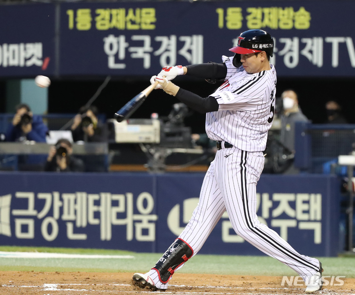 [서울=뉴시스] 조수정 기자 = 14일 오후 서울 잠실야구장에서 열린 2022 신한은행 쏠 KBO리그 SSG 랜더스와 LG트윈스 경기, LG 홍창기가 2회말 1사 좌익수 왼쪽 2루타를 날리고 있다. 2022.04.14. chocrystal@newsis.com