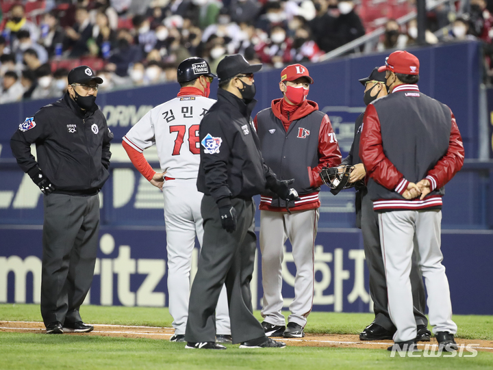 [서울=뉴시스] 조수정 기자 = 14일 오후 서울 잠실야구장에서 열린 2022 신한은행 쏠 KBO리그 SSG 랜더스와 LG트윈스 경기, 5회초 1사1루 SSG 김원형 감독이 최지훈의 병살타 상황에 항의하고 있다. 2022.04.14. chocrystal@newsis.com