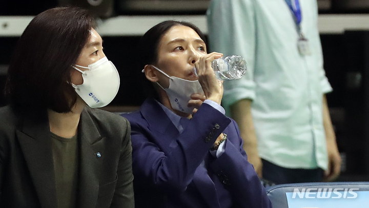 [아산=뉴시스] 강종민 기자 = 14일 오후 충남 아산 이순신실내체육관에서 열린 2021~2022 여자프로농구 챔피언결정전 3차전 KB스타즈와 우리은행 경기에서 전주원 우리은행 코치가 물을 마시고 있다. 2022.04.14. ppkjm@newsis.com