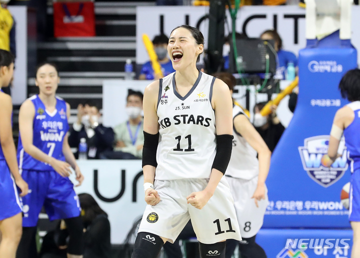 하[아산=뉴시스] 강종민 기자 = 14일 오후 충남 아산 이순신실내체육관에서 열린 2021~2022 여자프로농구 챔피언결정전 3차전에서 3점슛을 성공시킨 KB 강이슬이 포효고 있다. 2022.04.14. ppkjm@newsis.com