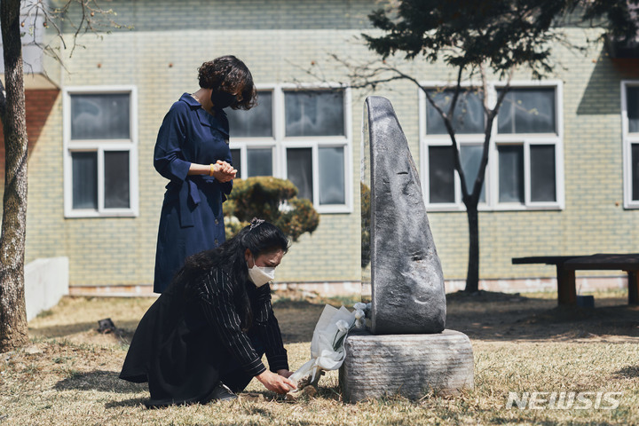 [진주=뉴시스] 고(故)유니나 단원고 교사 추모비 헌화. *재판매 및 DB 금지