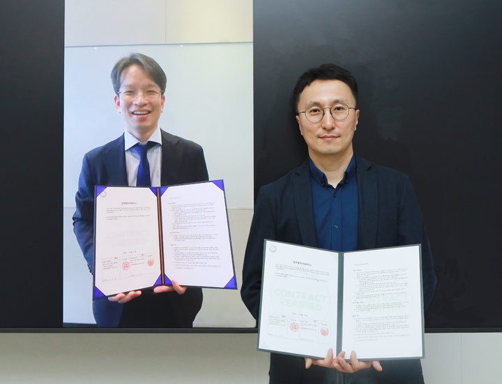 14일 네이버 웨일-안랩 간 온라인 업무협약식에서 이상국 본부장과 김효 네이버 웨일 책임리더(오른쪽)가 기념촬영을 하고 있다. [사진=네이버] *재판매 및 DB 금지