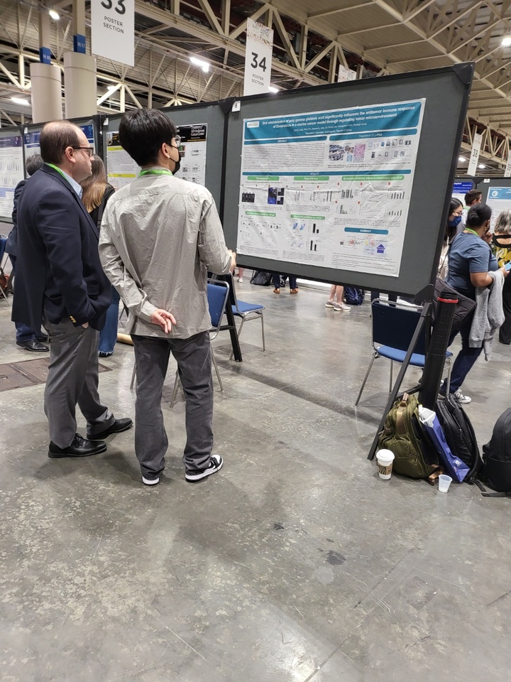 바이오리더스 관계자가 지난 8일부터 13일(현지시간)까지 미국 뉴올리언스에서 개최된 ‘2022 미국암학회 연례학술회의’(AACR)에 참석해 연구결과에 대해 소개하는 모습 (사진=바이오리더스 제공) *재판매 및 DB 금지