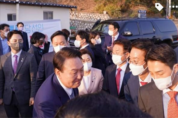 지난 11일 포항 영일만대교 건설현장에서의 윤석열 대통령 당선인과 (옆으로) 김정재 의원, 이철우 경북지사, 송경창 경산시장 예비후보의 모습. 송경창 예비후보 페이스북 캡처 *재판매 및 DB 금지