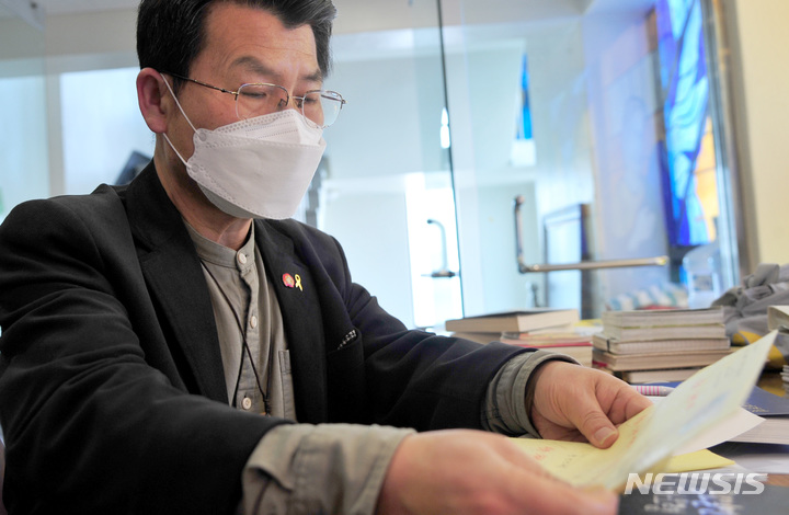 [광주=뉴시스] 이영주 기자 = 15일 오전 광주 광산구 서정교회에서 장헌권 목사가 지난 2014년 수감중이던 세월호 선원들에게 보낸 뒤 반송받은 편지들을 보고 있다. 2022.04.15. leeyj2578@newsis.com