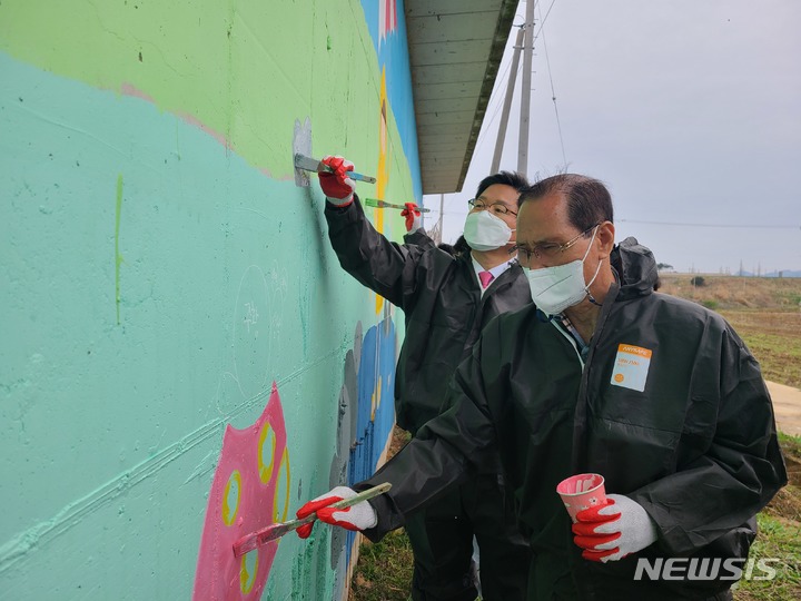 [전주=뉴시스]윤난슬 기자 = 전북농협은 올해 도내 10개 축산농장을 대상으로 '예쁜 농장, 벽화그리기' 사업을 전개한다고 17일 밝혔다.(사진=전북농협 제공) 
