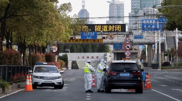 코로나 확산을 막기 위해 중국이 ‘경제 수도’ 상하이를 봉쇄한지 3주가 지나면서 시민들은 당국의 서슬 퍼런 검열에도 불구하고 소셜미디어를 통해 절망과 분노를 표출하는 영상을 계속 퍼나르고 있다.&nbsp; *재판매 및 DB 금지