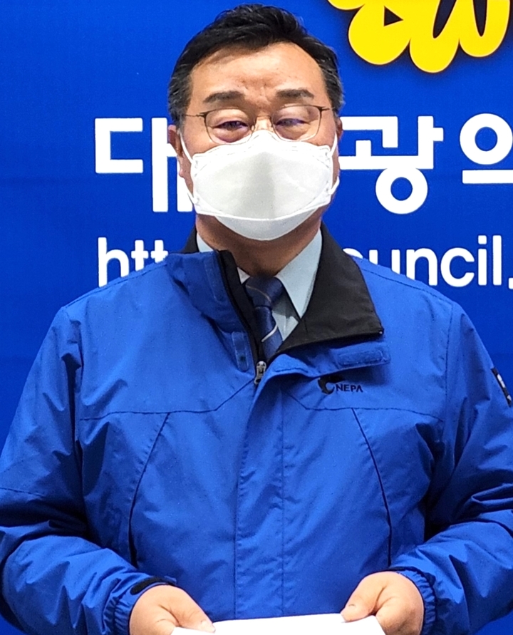 [대전=뉴시스] 조명휘 기자 = 홍종원 더불어민주당 대전 중구청장 예비후보가 15일 대전시의회에서 안전분야 공약을 발표하고 있다. 2022.04.15. photo@newsis.com *재판매 및 DB 금지