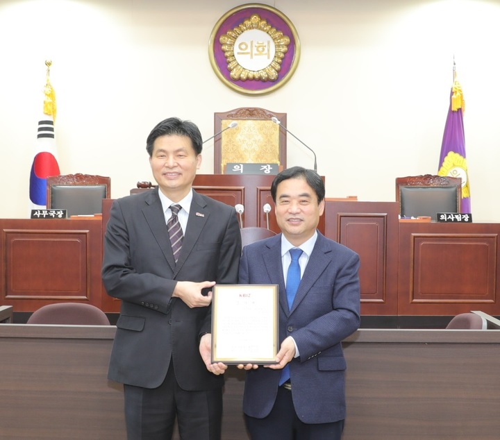 [부산=뉴시스] 김기훈 부산울산중기중앙회 본부장(사진 왼쪽)이 부산시 북구의회 김명석 의장에게 감사패를 전달하고 있다.(사진=부울중기중앙회 제공) *재판매 및 DB 금지