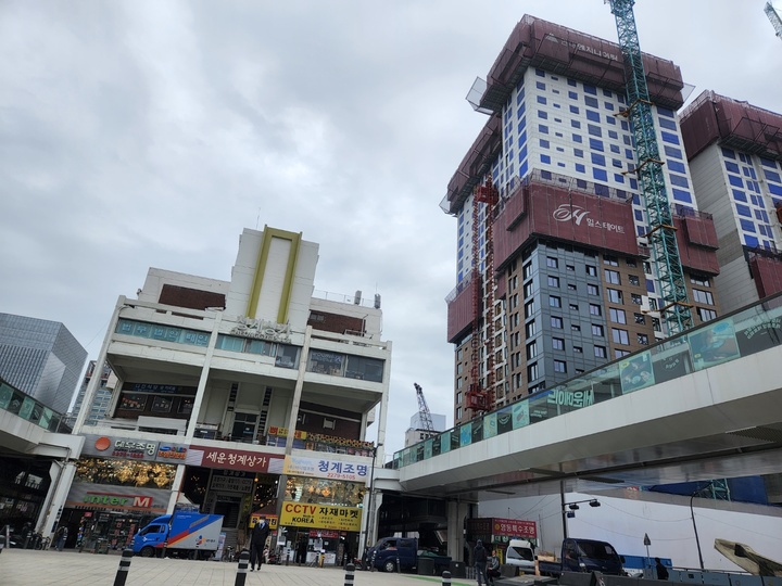 [서울=뉴시스] 고가혜 기자 = 세운청계상가 바로 옆인 세운3구역에서 지어지고 있는 '힐스테이트 세운 센트럴' 공사현장. 2022.04.15 gahye_k@newsis.com *재판매 및 DB 금지