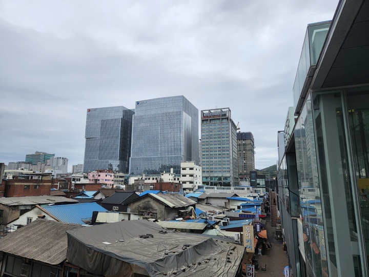 [서울=뉴시스] 고가혜 기자 = 세운지구 내 낡은 주택 너머로 보이는 을지트윈타워. 2022.04.15 gahye_k@newsis.com *재판매 및 DB 금지