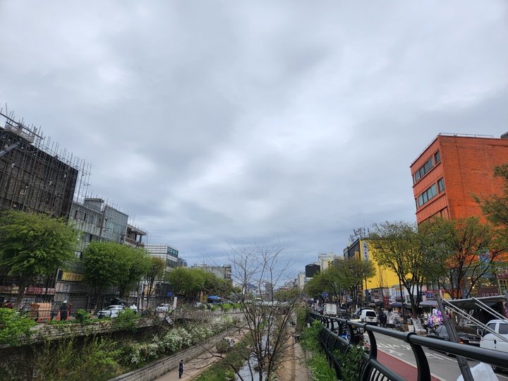 [서울=뉴시스] 고가혜 기자 = 청계천을 기준으로 철거가 진행 중인 세운4구역과 낮은 키의 상가들이 정상영업을 하고 있는 세운5구역.2022.04.15 gahye_k@newsis.com *재판매 및 DB 금지