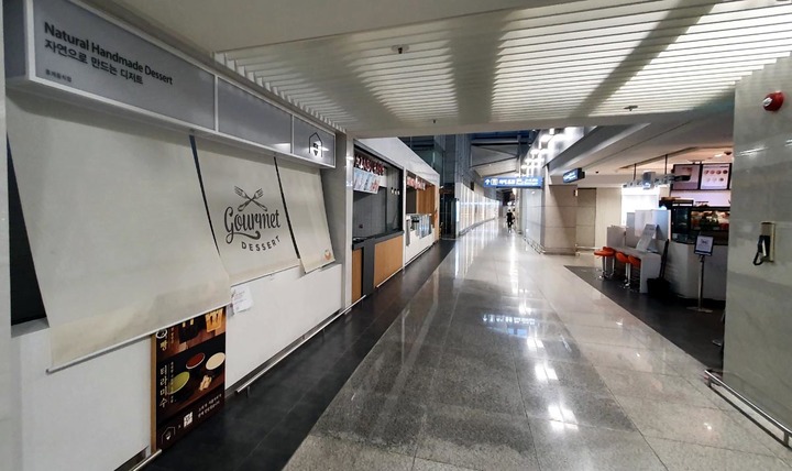 [인천공항=뉴시스] 홍찬선 기자 = 지난 14일 휴점 중인 인천공항 제1여객터미널의 식음료 매장들. 2022.04.15. mania@newsis.com *재판매 및 DB 금지