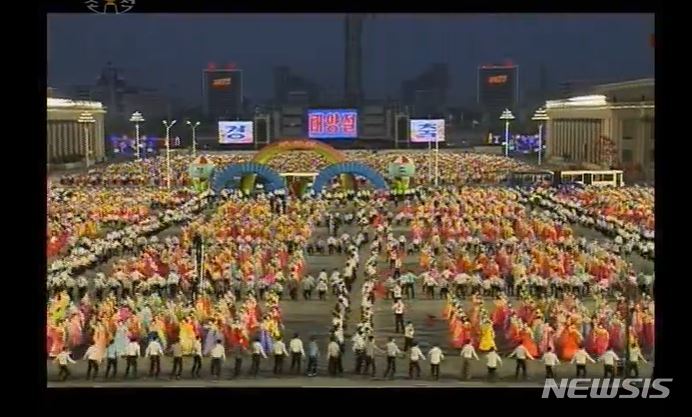 [서울=뉴시스]15일 북한 조선중앙TV는 평양 김일성광장에서 김일성 110회 생일 경축 청년 야회가 열렸다고 보도했다. (사진=조선중앙TV 갈무리) 2022.04.15