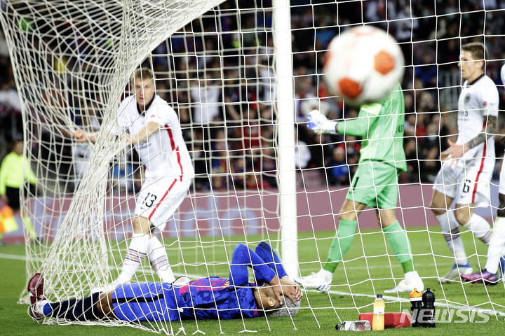 [바르셀로나=AP/뉴시스] FC 바르셀로나의 로날드 아라우조가 15일(한국시간) 스페인 바르셀로나에서 열린 아인트라흐트 프랑크푸르트와 2021~22 UEFA 유로파리그 8강 2차전에서 결정적인 득점 기회를 놓친 뒤 안타까워하고 있다. 2022.04.15.