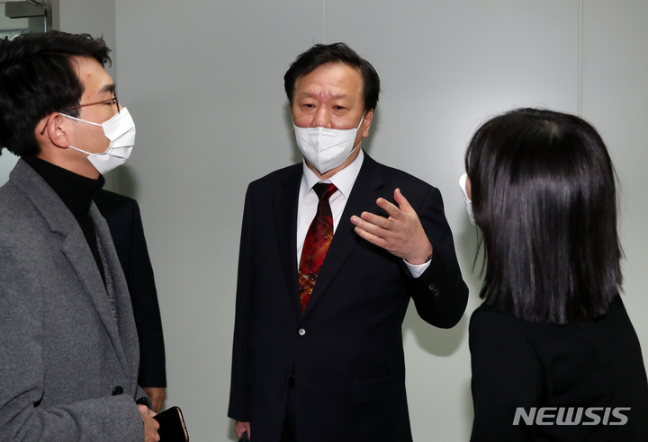 [서울=뉴시스] 고승민 기자 = 정호영 보건복지부 장관 후보자가 15일 서울 국민연금공단 서울북부지역본부 내 청문회 준비 사무실로 출근하며 취재진 질문에 답하고 있다. 2022.04.15. kkssmm99@newsis.com