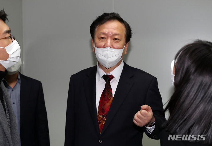 [서울=뉴시스] 고승민 기자 = 정호영 보건복지부 장관 후보자가 15일 서울 국민연금공단 서울북부지역본부 내 청문회 준비 사무실로 출근하며 취재진 질문에 답하고 있다. 2022.04.15. kkssmm99@newsis.com