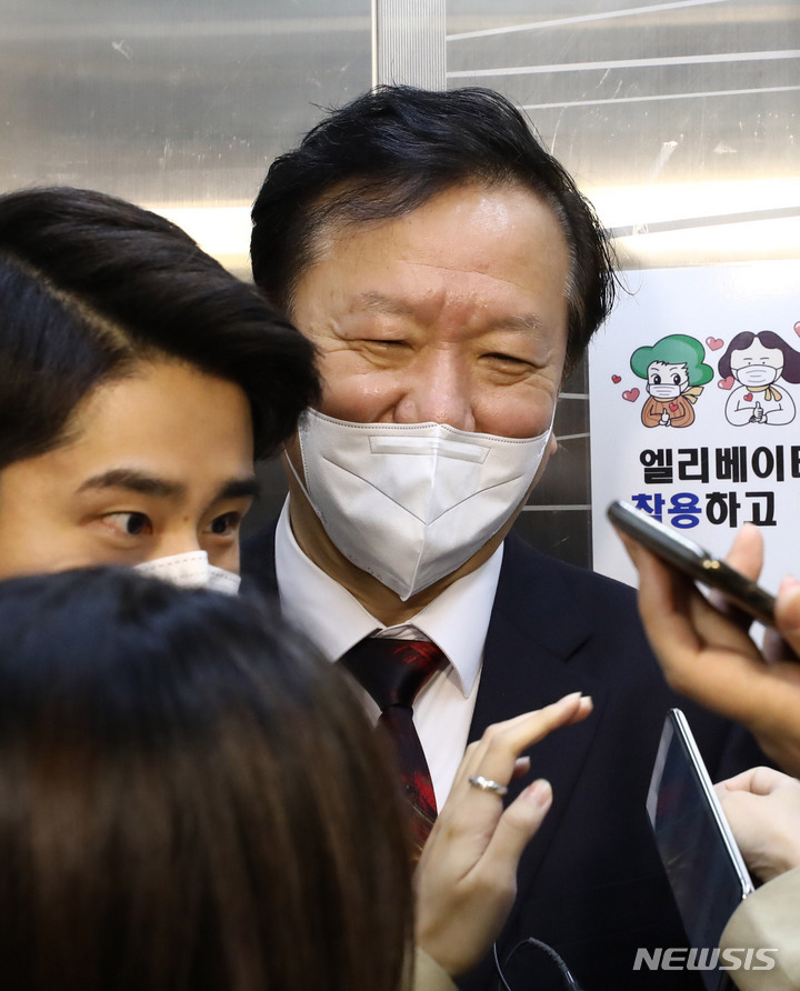 [서울=뉴시스] 고승민 기자 = 정호영 보건복지부 장관 후보자가 15일 서울 국민연금공단 서울북부지역본부 내 청문회 준비 사무실로 출근하며 취재진 질문에 답하고 있다. (공동취재사진) 2022.04.15. photo@newsis.com