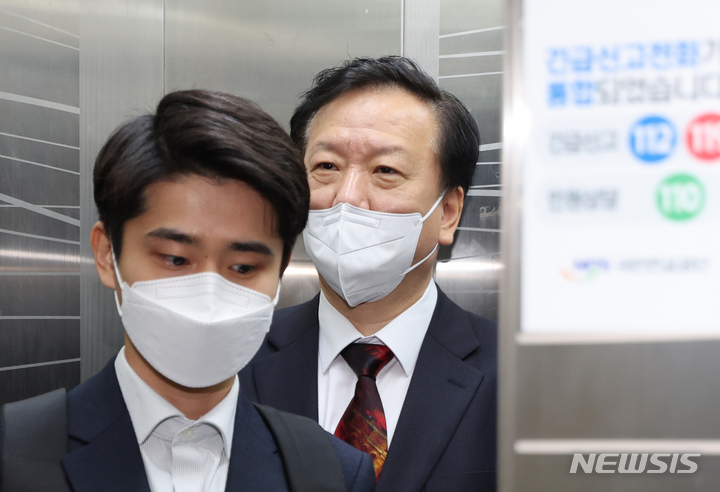 [서울=뉴시스] 고승민 기자 = 정호영 보건복지부 장관 후보자가 15일 서울 국민연금공단 서울북부지역본부 내 청문회 준비 사무실로 출근하고 있다. (공동취재사진) 2022.04.15. photo@newsis.com