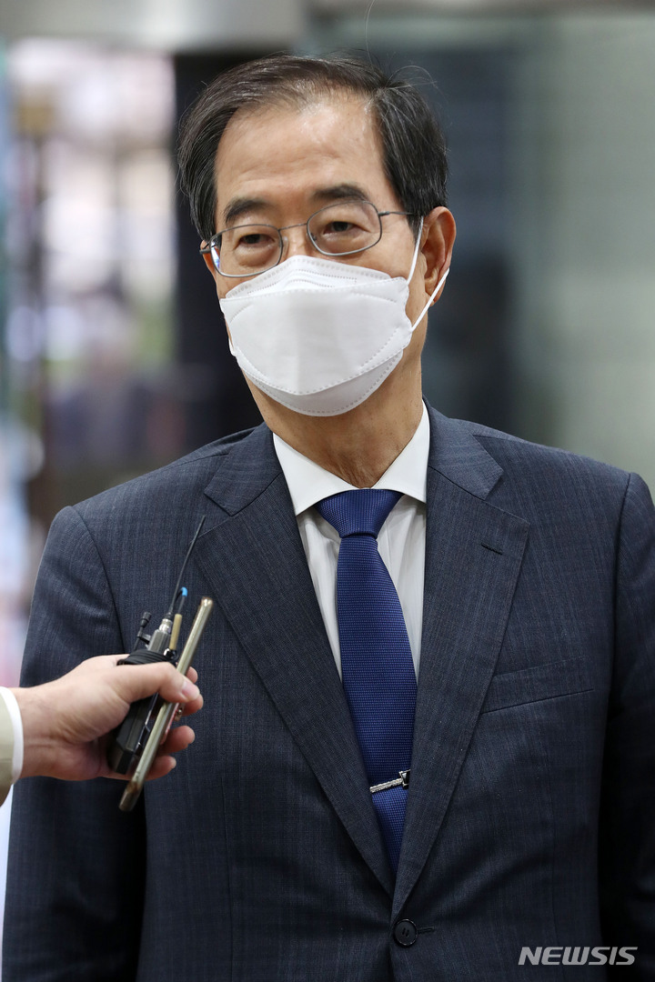 [서울=뉴시스] 백동현 기자 = 한덕수 국무총리 후보자가 15일 오전 서울 종로구 한국생산성본부에 마련된 국회 인사청문회 준비단 사무실로 출근하며 취재진 질문에 답변하고 있다. 2022.04.15. livertrent@newsis.com