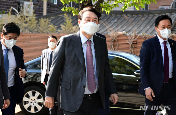 [서울=뉴시스] 인수위사진기자단 = 윤석열 대통령 당선인이 지난 15일 오전 서울 종로구 통의동 대통력직인수위원회로 출근하고 있다. 2022.04.15. photo@newsis.com