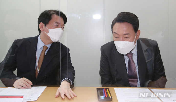 [서울=뉴시스] 인수위사진기자단 = 윤석열 대통령 당선인과 안철수 대통령직인수위원장이 15일 오전 서울 종로구 통의동 인수위에서 열린 간사단 회의에서 대화하고 있다. 2022.04.15. photo@newsis.com