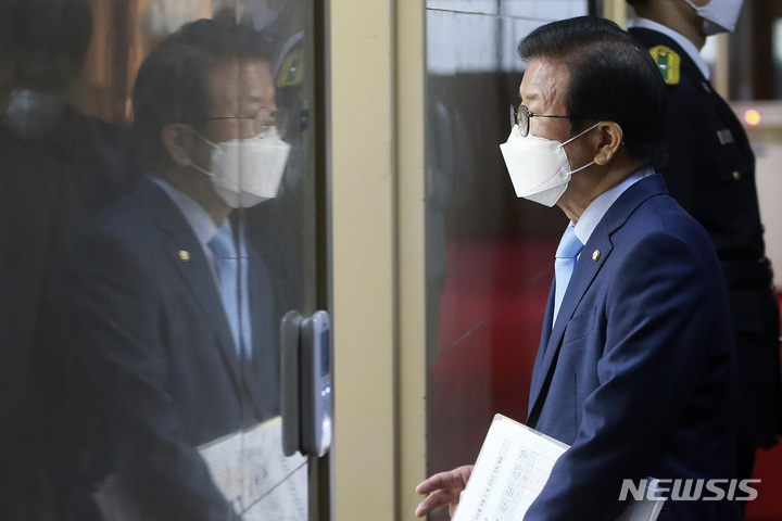 [서울=뉴시스] 김선웅 기자 = 박병석 국회의장이 15일 오전 서울 여의도 국회에서 회의를 마치고 의장실로 들어서고 있다. 이날 김오수 검찰총장이 박 의장에게 검찰 수사권 완전 박탈 입법 추진의 부당성 호소를 위해 면담을 요청했지만 아직 성사되지 않았다. (공동취재사진) 2022.04.15. photo@newsis.com