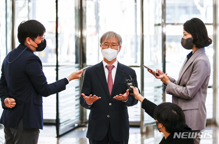 [서울=뉴시스] 정병혁 기자 = 이정식 고용노동부 장관 후보자가 지난 15일 오전 서울 강남구 고용노동부 강남지청에 마련된 인사청문회 준비 사무실로 출근하며 취재진 질문에 답하고 있다. 2022.04.15. jhope@newsis.com