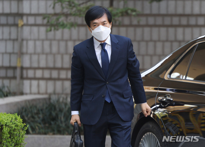 [서울=뉴시스] 추상철 기자 = 이성윤 서울고등검찰청 검사장이 15일 오전 서울 서초구 서울중앙지방법원에서 김학의 전 차관에 대한 불법출금 수사를 막은 혐의(직권남용권리행사방해) 관련 공판에 출석하고 있다. (공동취재사진) 2022.04.15. scchoo@newsis.com